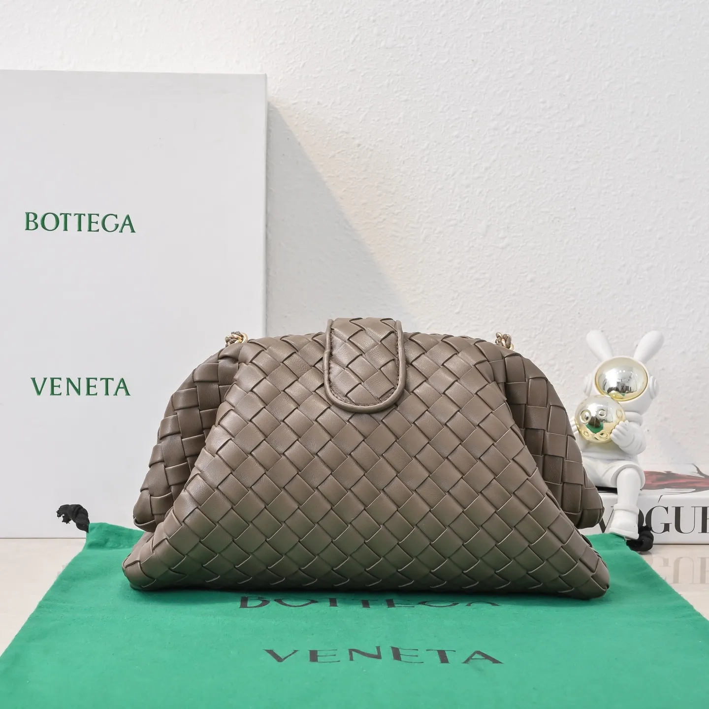 Batch 2260 Bitters Venetia 2024 summer series brings Lauren 1980 handbags back to the public eye. The design of the bag is inspired by ancient Roman architecture. It uses the brand's iconic Intrecciato lambskin woven bag body with a hard frame. No logo can be seen on the whole bag. It is equipped with a leather woven metal chain. When using it as a clutch, just put the chain directly in the bag ~ showing an elegant and timeless style. Decades later, when Lauren Hutton once again walked on the Bottega Venetia spring and summer show with this bag, the charm of the year still remains intact despite the passage of time. Size: 31.5*16.5*11 Style No.: 5807